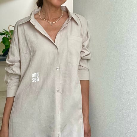 ロゴ入りロングシャツ