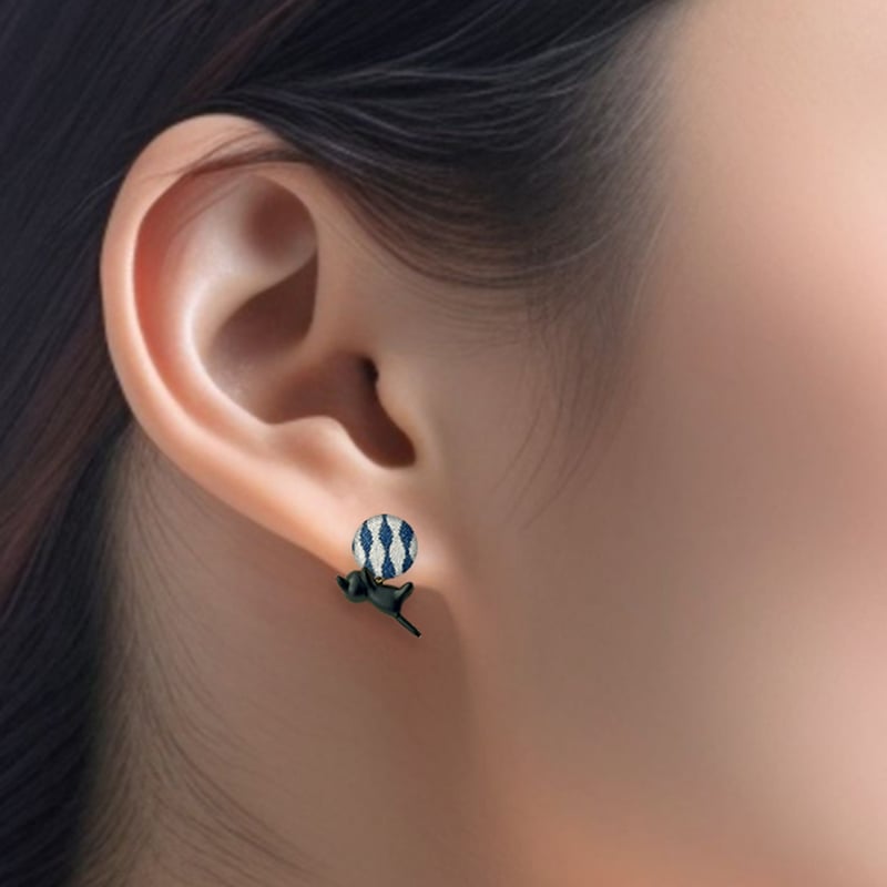 猫に手染め釦樹脂ピアス 選べる12柄 藍色 | 髙田加工所 takada