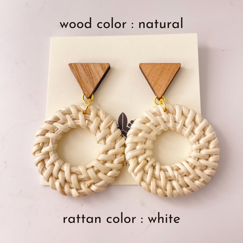 天然木のピアス 三角とラタン 藤白 | 髙田加工所 takada