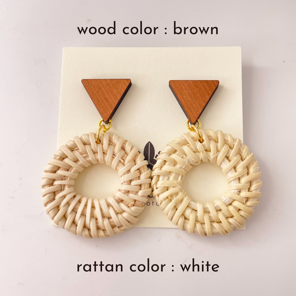 天然木のピアス 三角とラタン 藤白 | 髙田加工所 takada