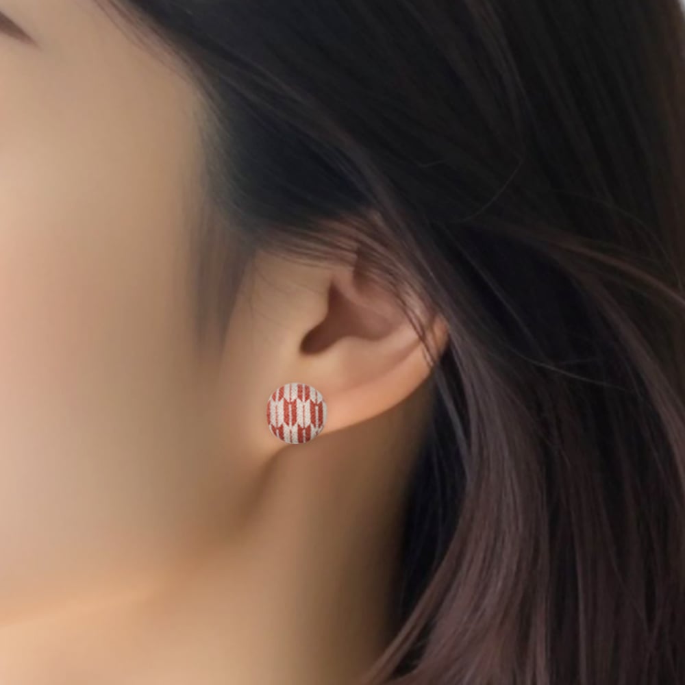 手染め釦 ピアス 12柄から選べる 茜色 | 髙田加工所 takada