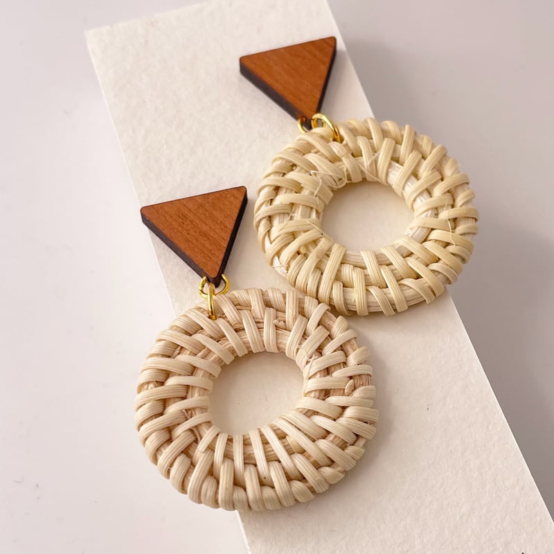 天然木のピアス 三角とラタン 藤白 | 髙田加工所 takada