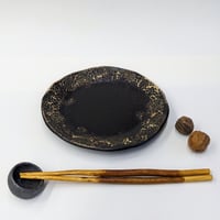 丸平皿　草模様　中　黒