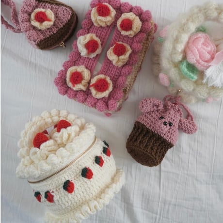 イチゴのホールケーキバッグの編みものキット / Whole Strawberry Cake Bag Crochet Kit