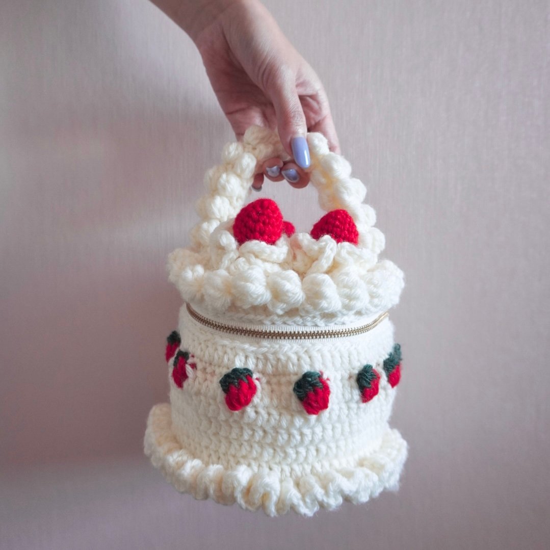 イチゴのホールケーキバッグの編みものキット / Whole Strawberry Cake