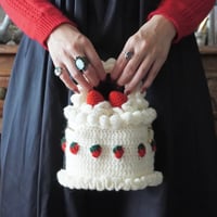 イチゴのホールケーキバッグの編みものキット / Whole Strawberry Cake Bag Crochet Kit