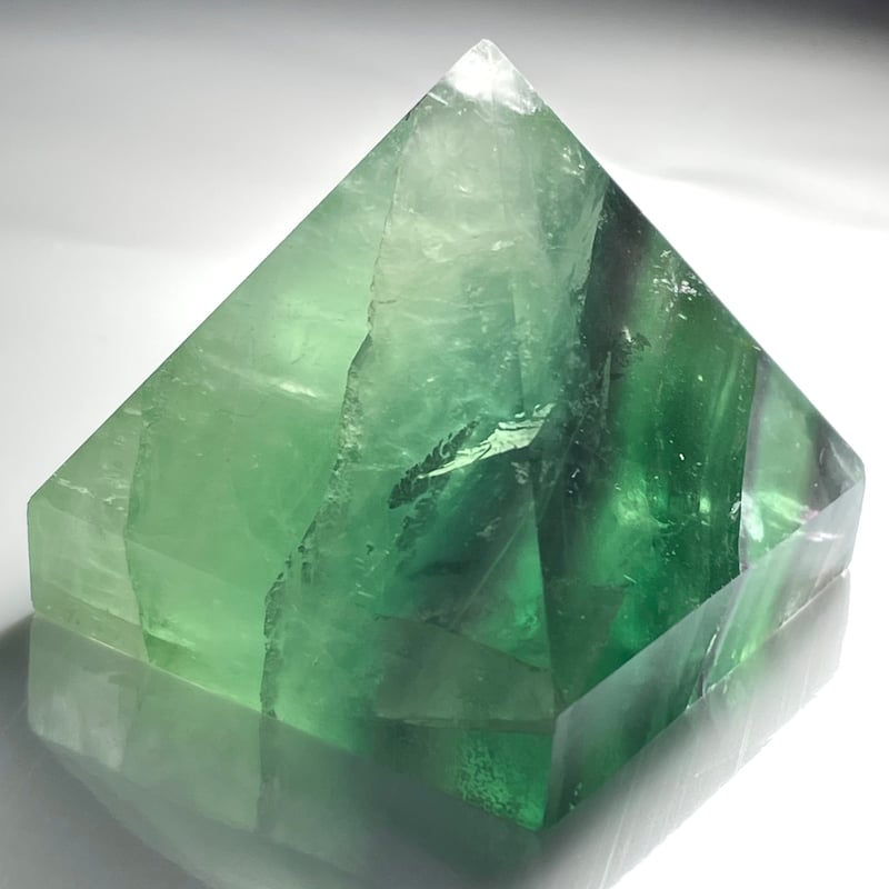 T1017最終特価★パープルグリーンフローライトキューブ結晶原石クラスター➕台座 ピンクパープルフローライト 中国産 1.47ct[221018442]8.2x6.2mm