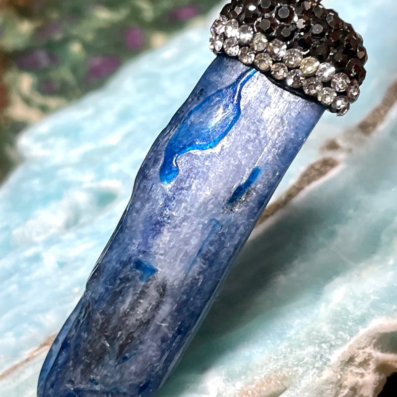 カイヤナイト【藍晶石】ペンダントトップ◇原石◇チャーム◇天然石