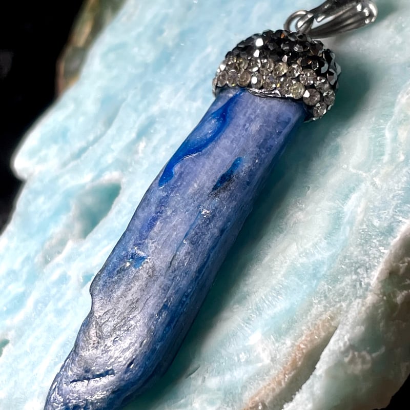 カイヤナイト【藍晶石】ペンダントトップ◇原石◇チャーム◇天然石