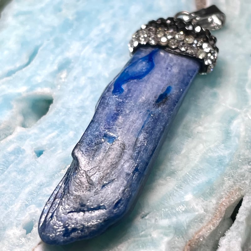 カイヤナイト【藍晶石】ペンダントトップ◇原石◇チャーム◇天然石