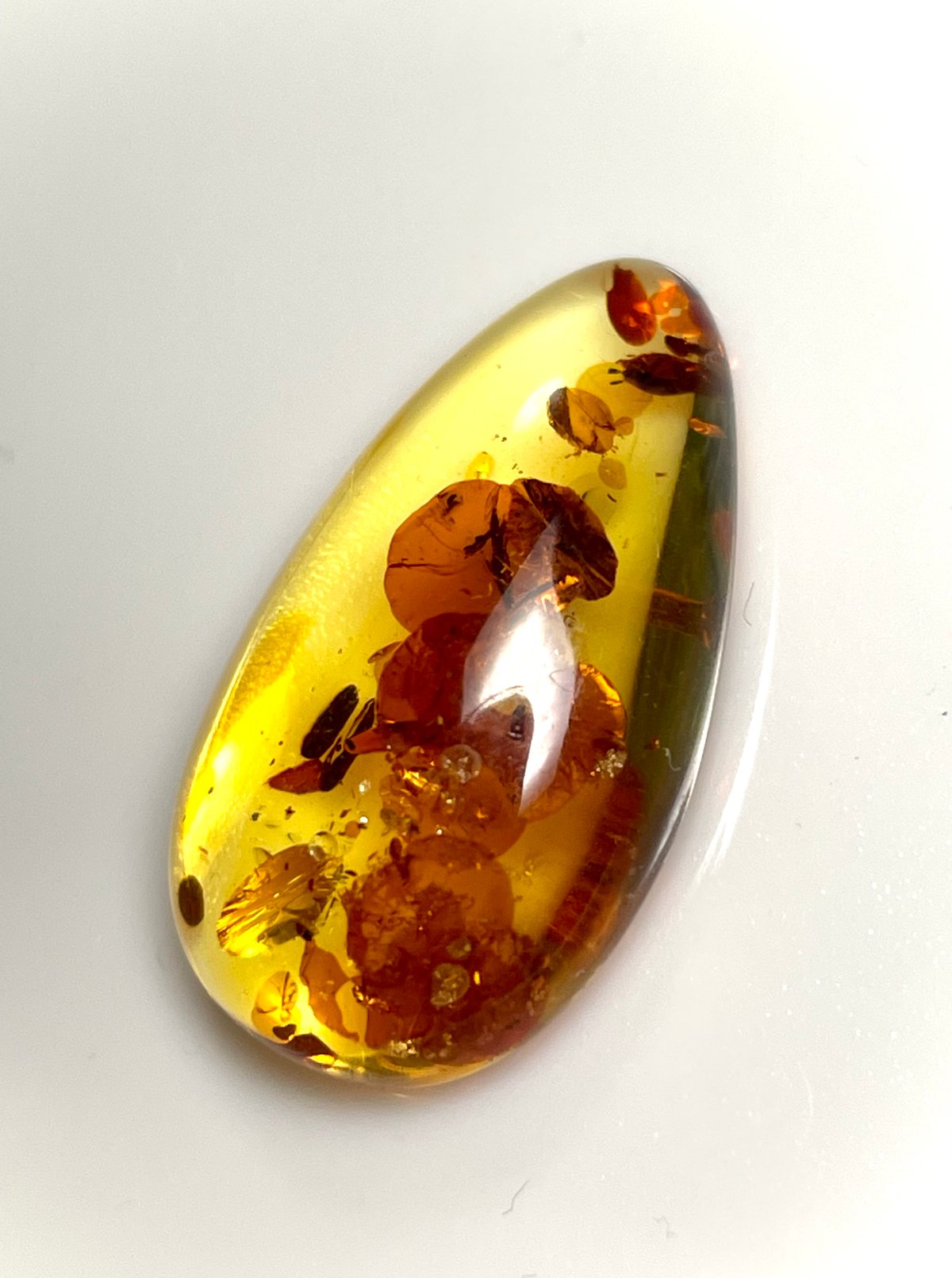 超希少　金サイン　カーニバルファンタズム　琥珀　01-076a アンバー【天然琥珀】ルース◇カボション◇天然石