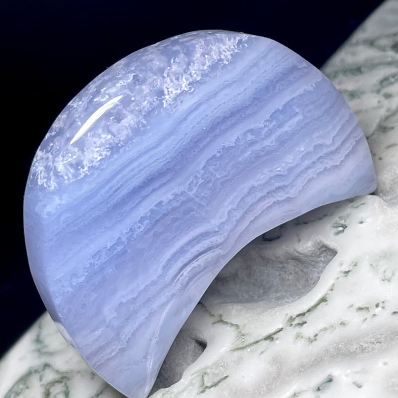 高品質　ブルーフラワーアゲート　ブルー桜瑪瑙　月　ムーン　スタンド付き ブルーレースアゲート【空色縞瑪瑙】月◇ムーン◇天然石