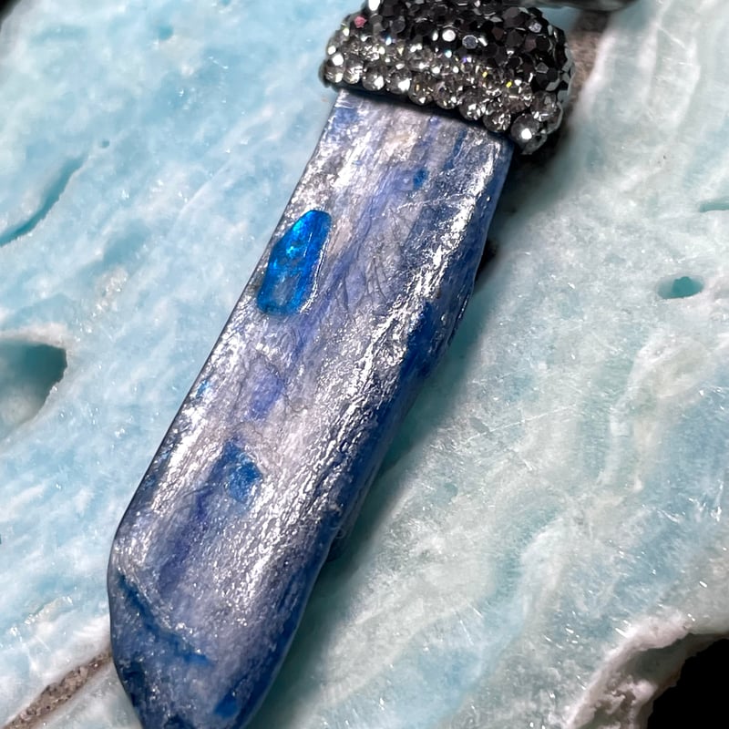 カイヤナイト【藍晶石】ペンダントトップ◇原石◇チャーム◇天然石