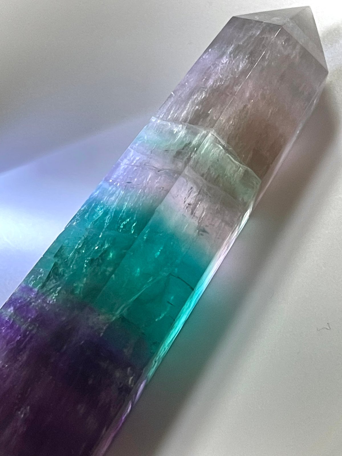 ✨特大✨綺麗なカラフル六角柱✨レインボーフローライト 六角柱 天然石 原石 置物 レインボー フローライト 六角柱 Sサイズ ポイント マルチカラー