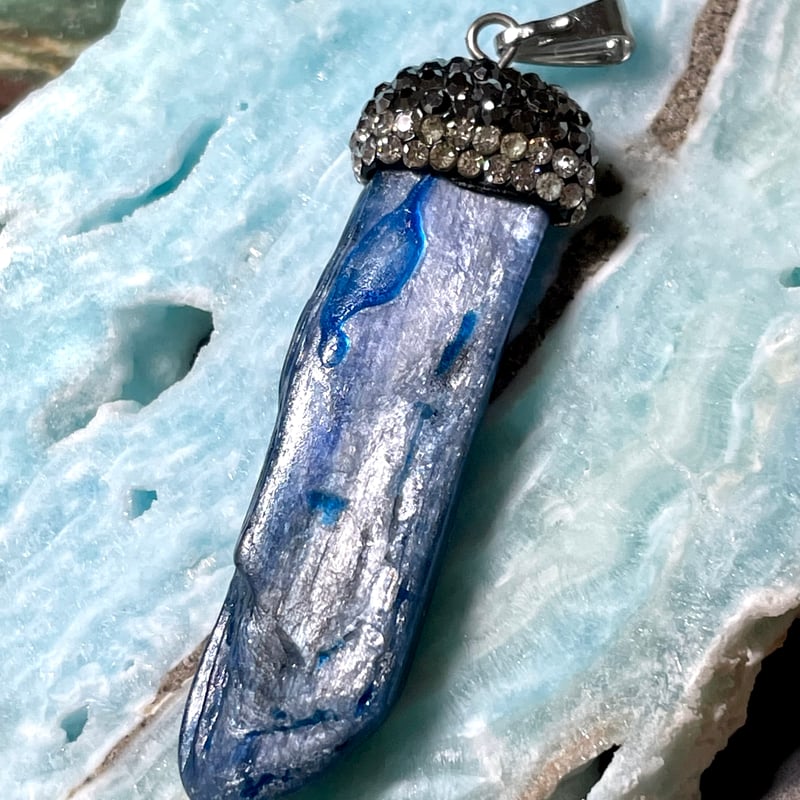 カイヤナイト【藍晶石】ペンダントトップ◇原石◇チャーム◇天然石