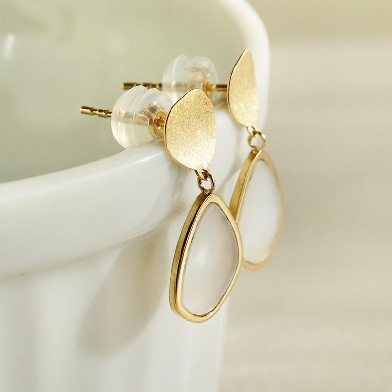 白蝶貝ピアスイエローゴールド