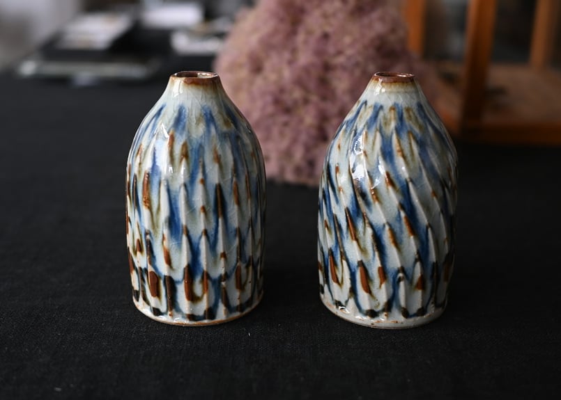 錆陶花器 野口悦士 / オブジェ・花器・白錆ボトル (実物写真2384) | Mono.