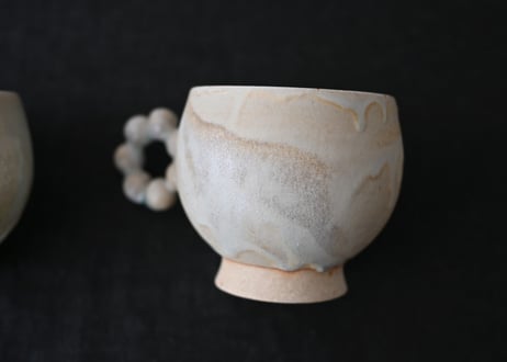小坂梨絵　マグカップ　持ち手粒