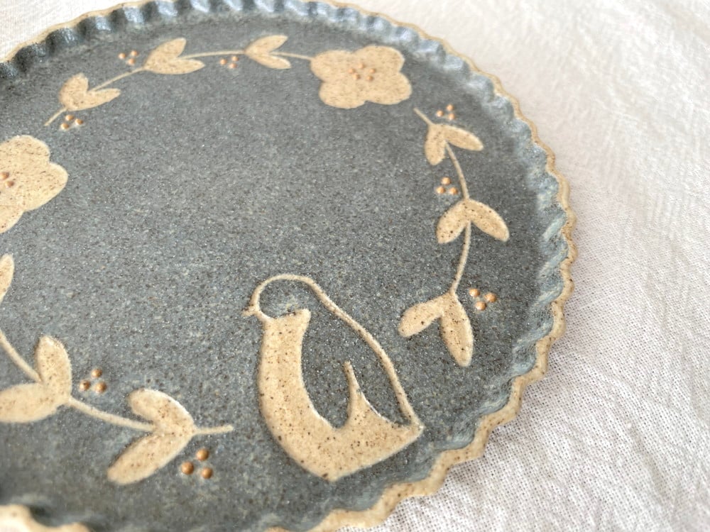 （2枚セット）苔色工房 ネイビー 白鳥 約16センチ　なみなみプレート 苔色工房 なみなみプレート 紺色 16cm | Sno 暮らしのもの