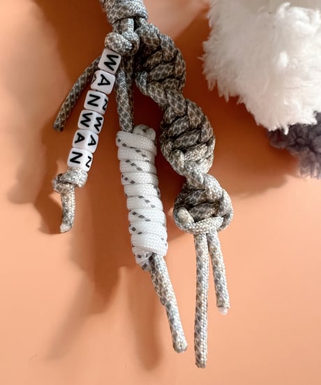 carabiner charm / moppu inu (daisy)