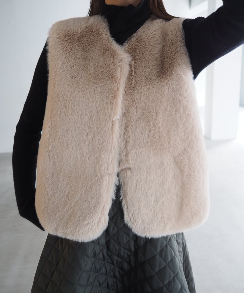 即納】reversible eco fur short vest / ivory | herin