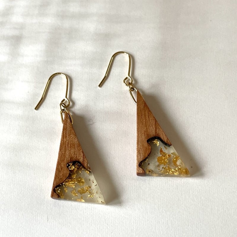 モザイク三角×ウェーブスティック♡ゴールド ハンドメイド イヤリング 水面ゴールド」三角メープル ピアス | HERMANA