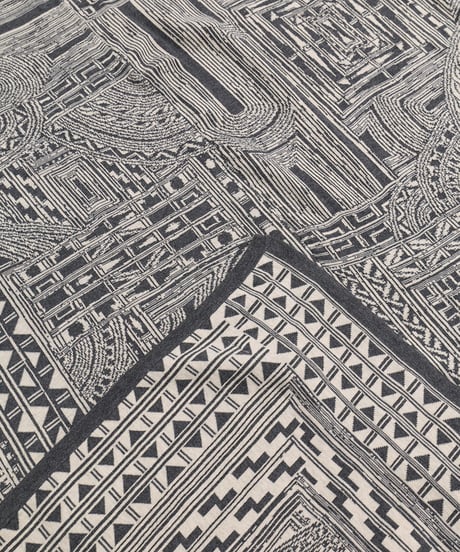 Hatsunex meets Apsu Shusei "TAIRIKUZU" MONYOU Shawl（STRAW GRAY）