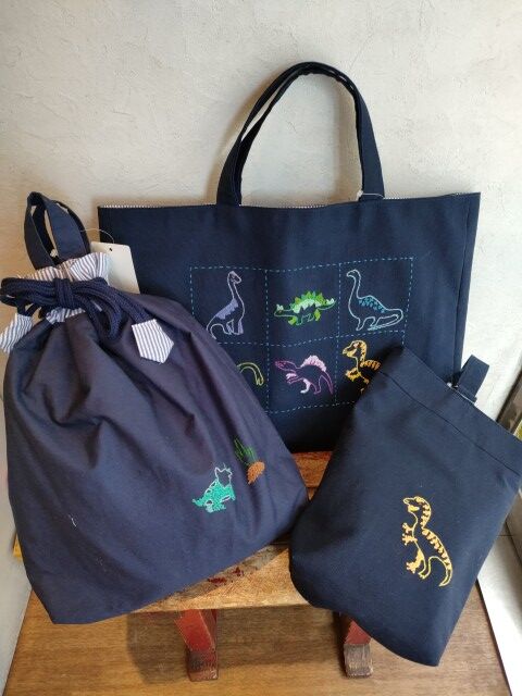 手刺繍レッスンバッグ 恐竜たち | 入学・入園のハンドメイド雑貨 手刺繍レッスンバッグ 恐竜たち | 入学・入園のハンドメイド雑貨