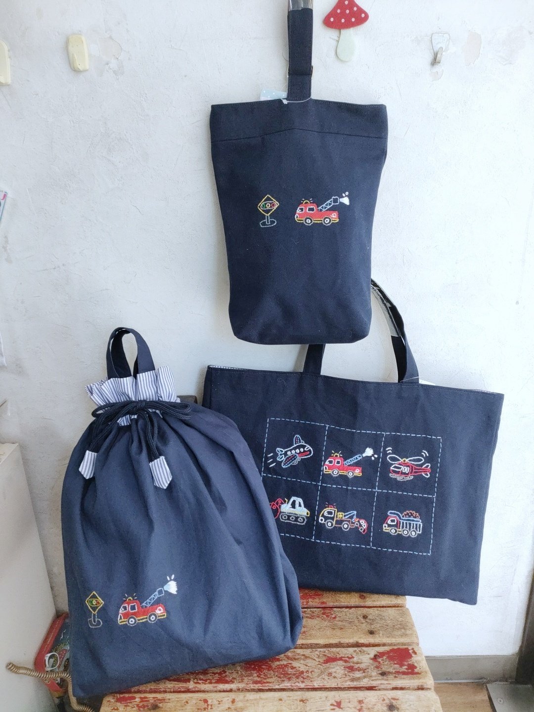n＊ 通学　通園　通塾　ショルダーバッグ　ハンドメイド　刺繍 手刺繍レッスンバッグ 新柄のりものたち | 入学・入園のハンドメイド