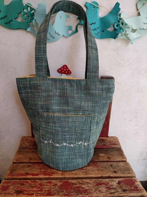 ハンドメイド  手刺繍  小さなばらを散らした大きなバケツ型バック 手刺繍バケツバッグ | 入学・入園のハンドメイド雑貨・子供服
