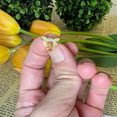 蜂ピアス