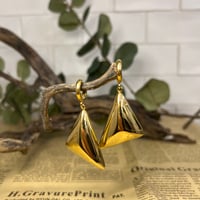 揺れるトライアングルピアス