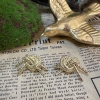 結びピアス