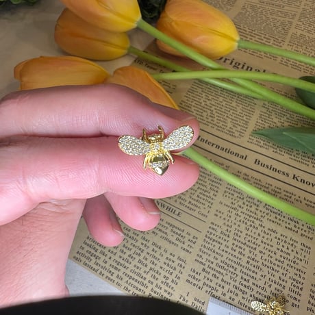 蜂ピアス
