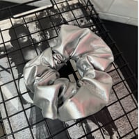 フェイクレザーシルバーシュシュ
