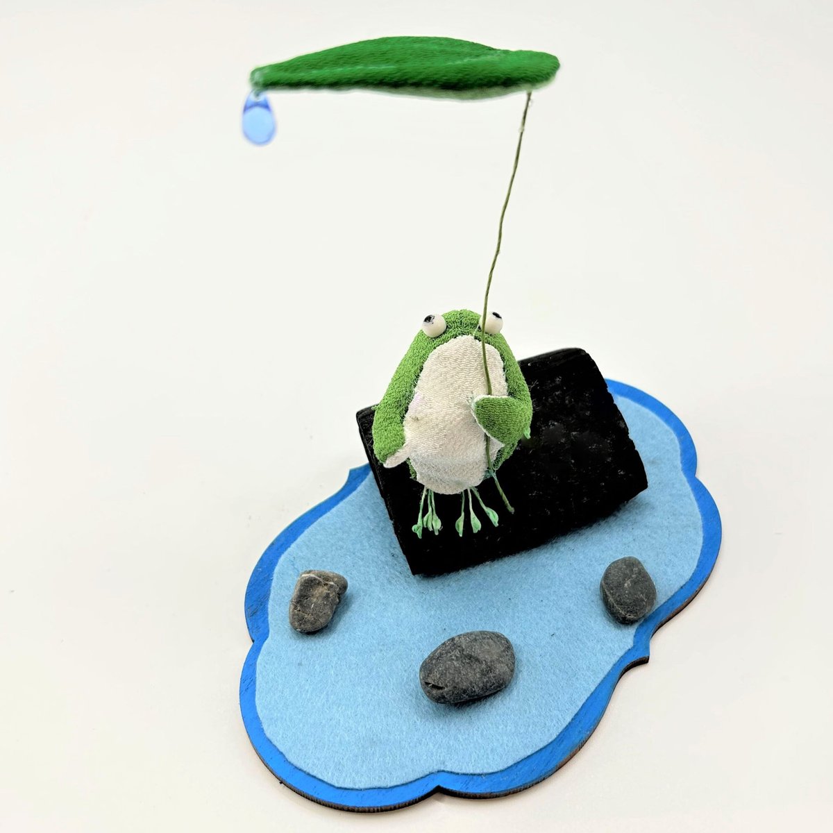 ROCOオリジナルちりめん細工墨飾り 雨宿りカエル 石・台付き（池形