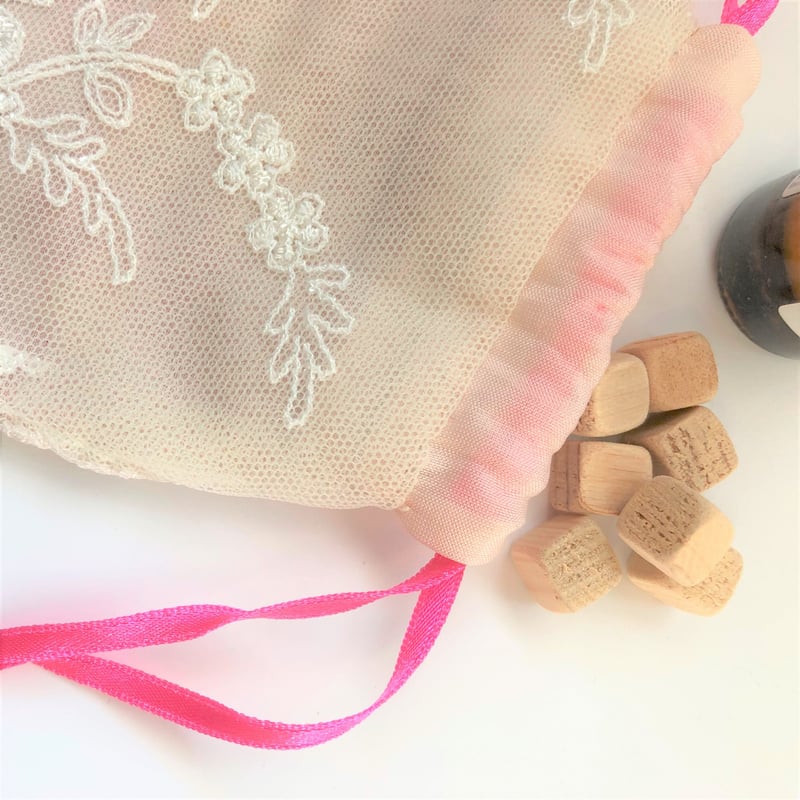 白レースのサシェ 中袋・薄いピンク 縦13cm横11cm 檜のキューブ20個