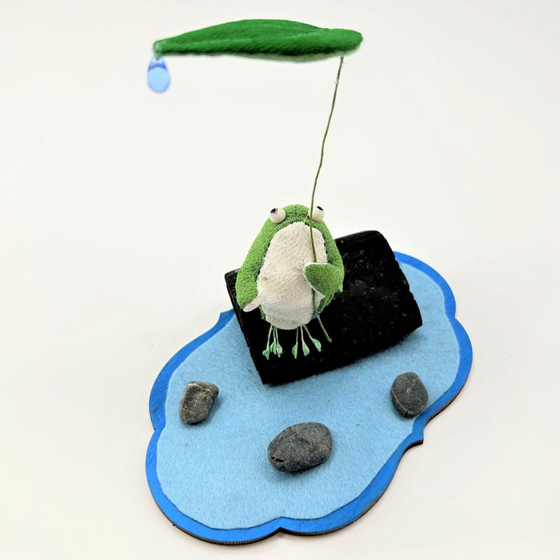 ROCOオリジナルちりめん細工墨飾り 雨宿りカエル 石・台付き（池形