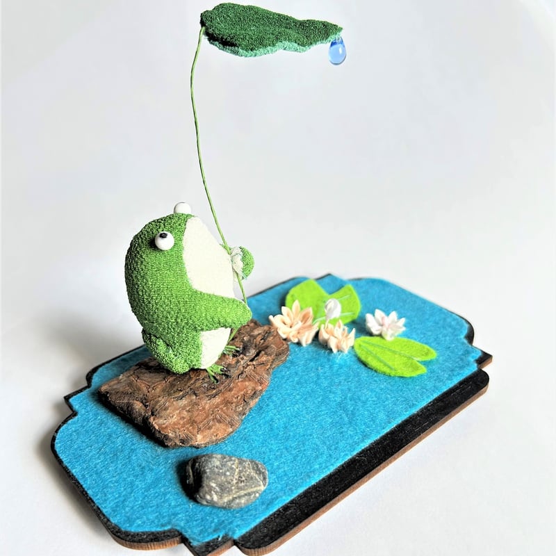 ROCOオリジナルちりめん細工 雨宿りカエル はすの花・石・台付き