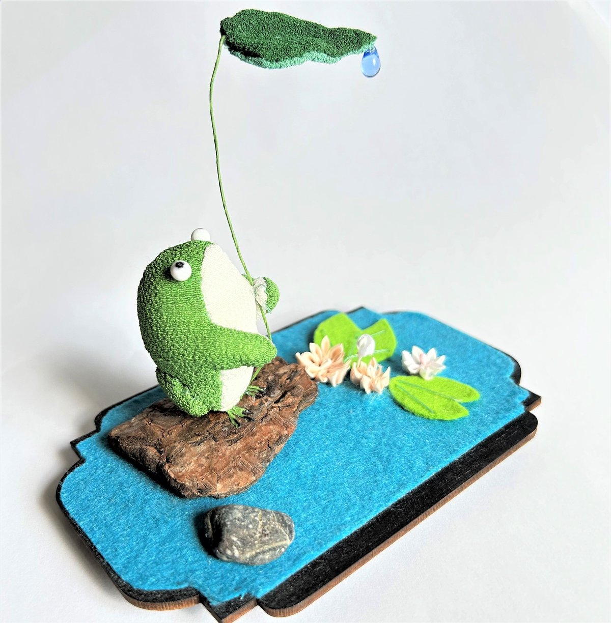 雨宿りカエル ガラス細工 ミニチュア ガラス細工｜カエルとでんでん虫