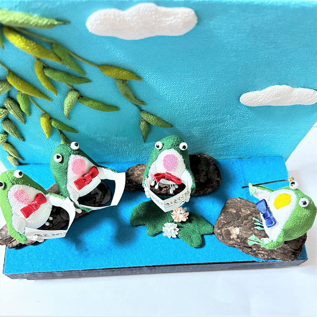 ROCOオリジナルちりめん細工 雨宿りカエルシリーズ「合唱ガエル」 はす 