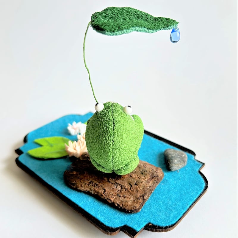 ROCOオリジナルちりめん細工 雨宿りカエル はすの花・石・台付き（池形
