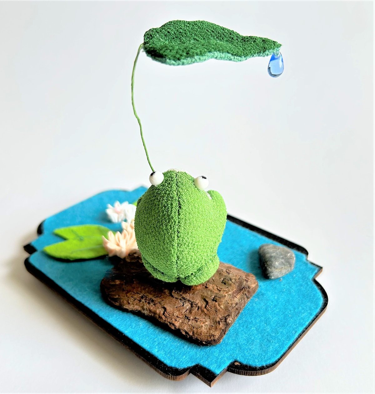 ROCOオリジナルちりめん細工 雨宿りカエル はすの花・石・台付き（池形