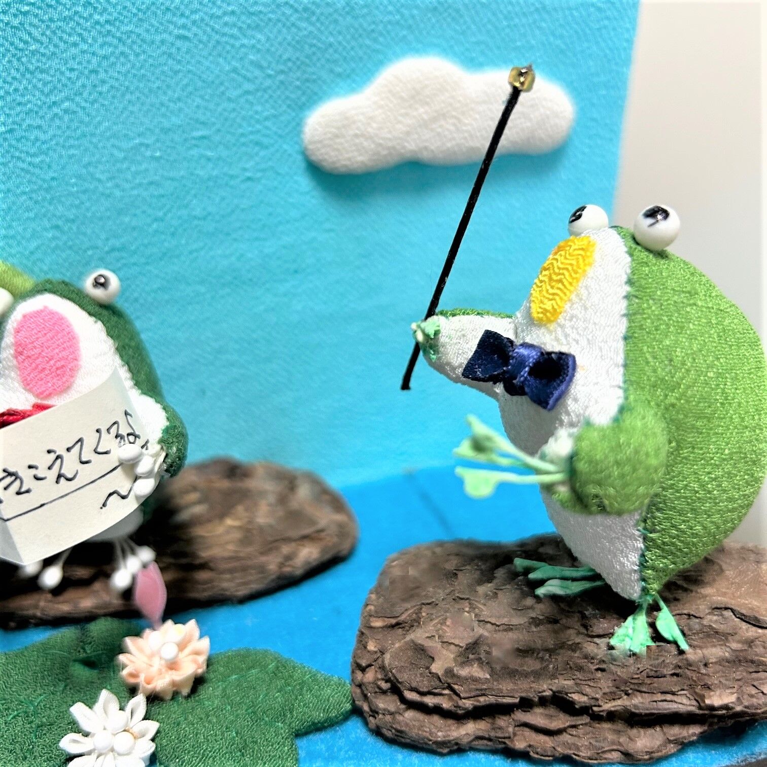ROCOオリジナルちりめん細工 雨宿りカエルシリーズ「合唱ガエル」 はす