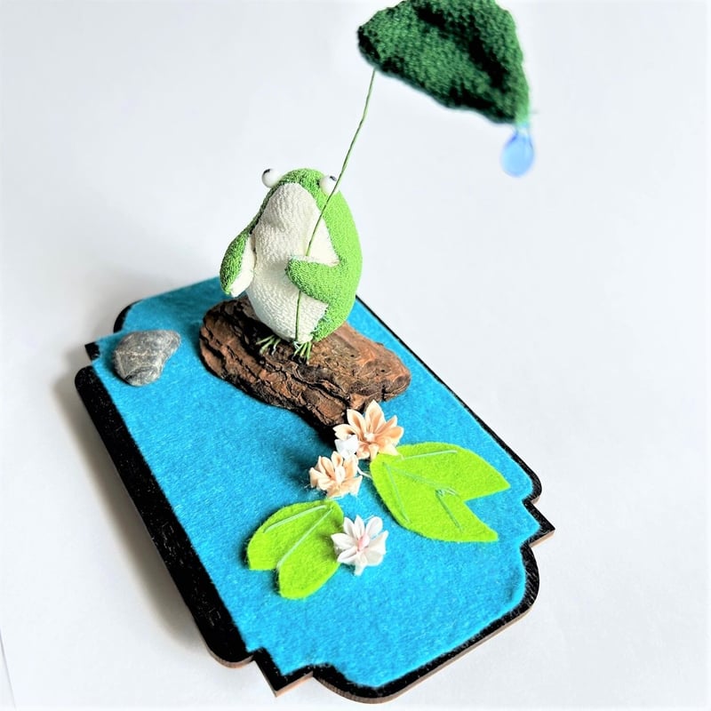 ROCOオリジナルちりめん細工 雨宿りカエル はすの花・石・台付き（池形