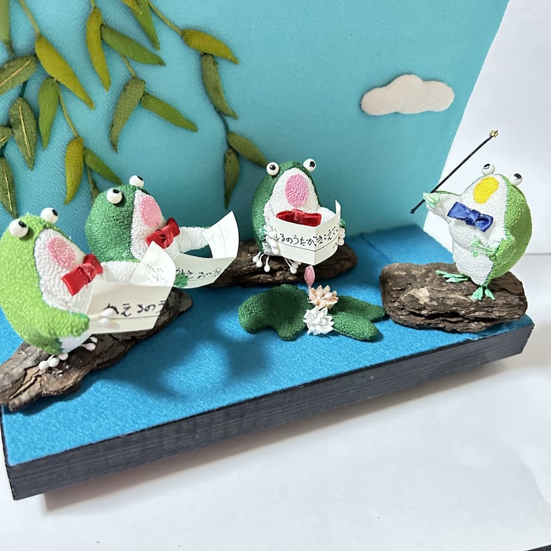 ROCOオリジナルちりめん細工 雨宿りカエルシリーズ「合唱ガエル」 はす