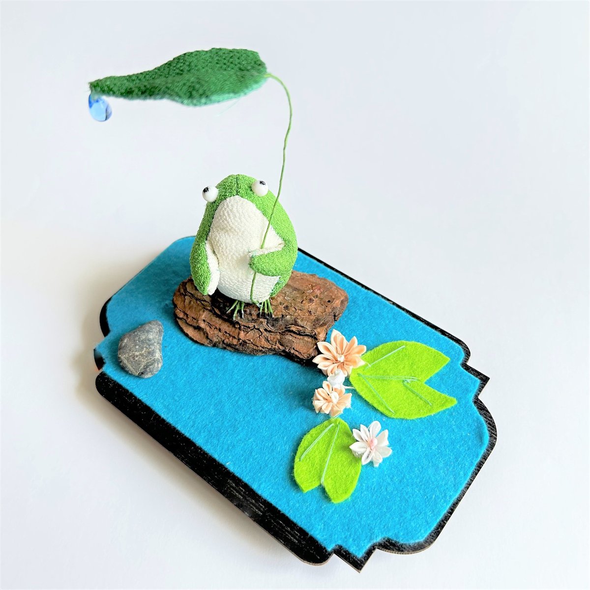 カエルちゃんの雨宿り琥珀デザート ROCOオリジナルちりめん細工 雨宿りカエル はすの花・石・台付き（池形