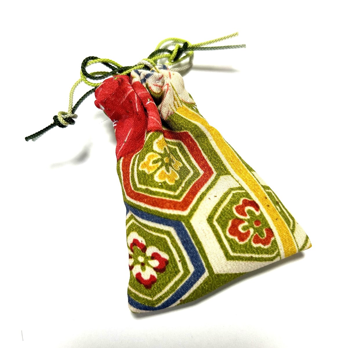 匂袋（小） 亀甲花菱 紐:緑と黄緑色 | Aroma & Cloth ROCO