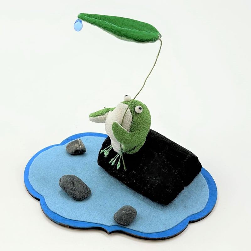 ROCOオリジナルちりめん細工墨飾り 雨宿りカエル 石・台付き（池形