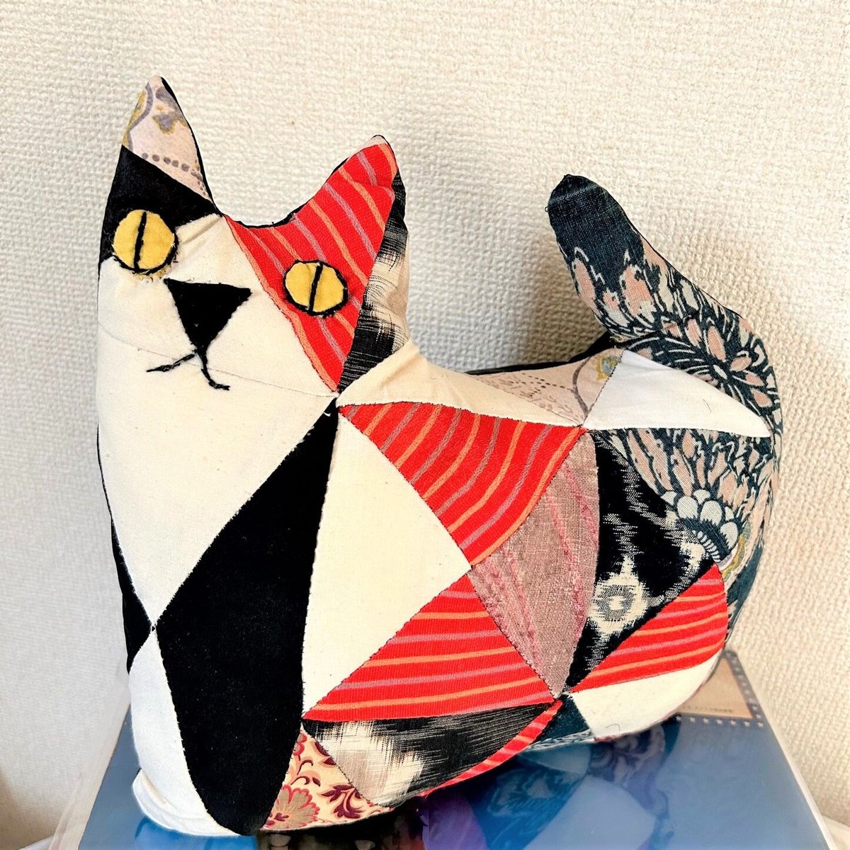 パッチワーク 猫クッション 裏:黒 和布 和柄 | Aroma & Cloth ROCO